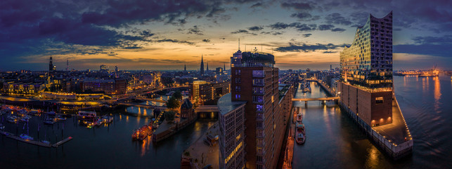  Elbphilharmonie und Hafencity bei Sonnenuntergang 