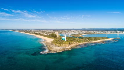 Poster Prachtige luchtzonsopgang met strand, water, boten, winkels en een heerlijk vakantiegevoel bij Mooloolaba, Sunshine Coast, dicht bij Brisbane in Queensland. Bovenaanzicht bij Point Cartwright, riviermonding en toerist © FRPhotos