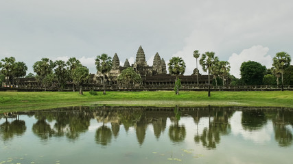 Fototapeta na wymiar wide shot of angkor wat temple and the reflecting pond