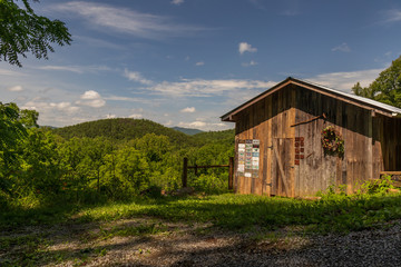 Obraz premium Old barn in the Great Smoky Mountains