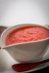 Comida típica italiana. Pasta italiana y salsa de tomate italiana