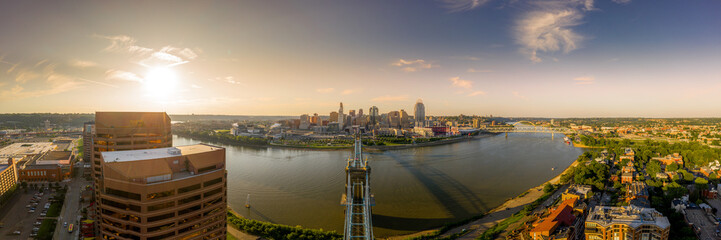 Naklejka premium Panoramiczny widok na centrum Cincinnati z zabytkowym mostem wiszącym Roebling nad rzeką Ohio
