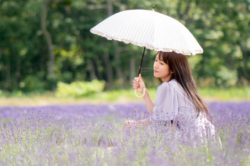 ラベンダー畑の中の女性