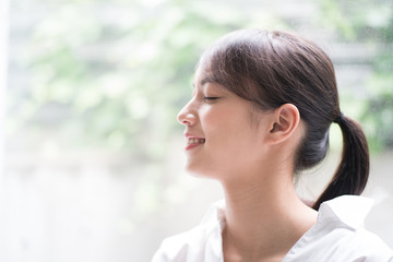 リラックスしている女性