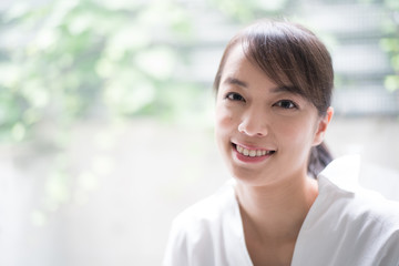 リラックスしている女性