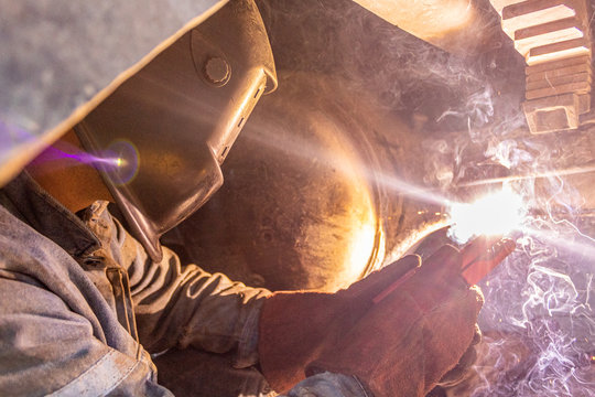 Trabajador soldando