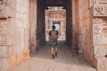 Fototapeta na wymiar Aventurero explorando en solitario ruinas en India
