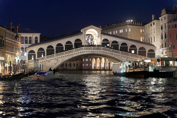 Fototapeta na wymiar Rialto Brücke, Canal Grande bei Nacht, Venedig, Venetien, Italien