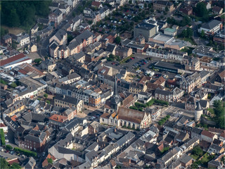 vue aérienne de la ville de Méru dans l'Oise en France