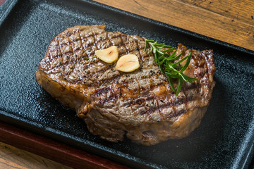 高級グリルステーキ Thick cut luxury fresh beef steak