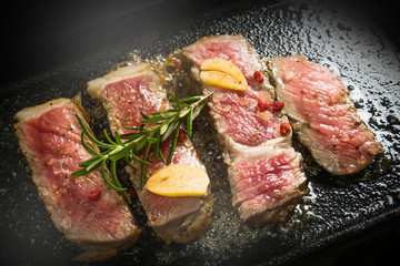 高級グリルステーキ Thick cut luxury fresh beef steak