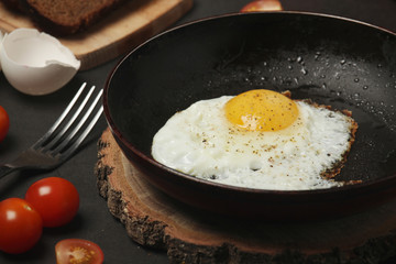 Fried egg with tomatoes and bread