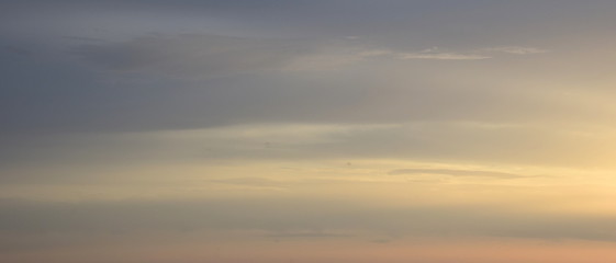 Wolken bei Sonnenaufgang im Morgengrauen - Banner und Hintergrund