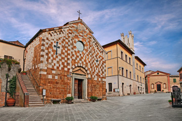 Trequanda, Siena, Tuscany, Italy: the main square with the medieval church - obrazy, fototapety, plakaty