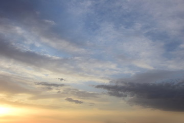 Wunderschöne Wolkenstimmung bei Sonnenaufgang am Meer