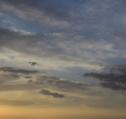 Fototapeta premium Faszinierende Wolkenbilder am Meer bei Sonnenaufgang