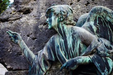 Un angelo su una tomba del cimitero monumentale del Verano a Roma