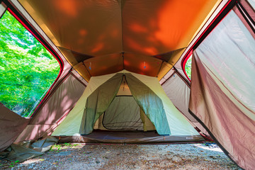 キャンプ場(テント内) © camera papa