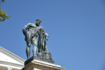 Fototapeta na wymiar Statue des jardin du Palais Catherine à Tsarskoïe Selo, Russie
