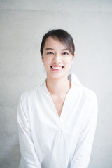 Fototapeta premium 椅子に座る若い女性