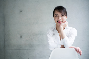 椅子に座る若い女性