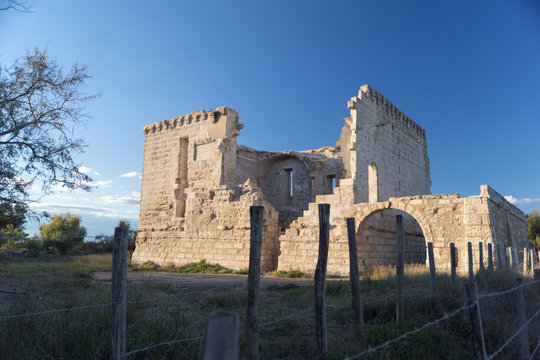 Ch&acirc;teau de Tourvieille entre les Salins de Giraud et Beauduc