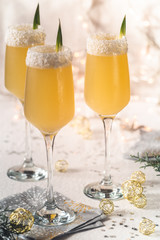 Cocktail Champagne Ananas et Noix de Coco pour faire la Fête à Noël et au Nouvel An