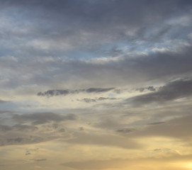 Wolkenstimmung bei Sonnenaufgang am Meer