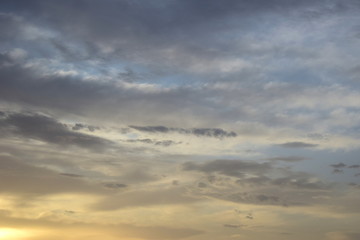 Wolken bei Sonnenaufgang über dem Meer