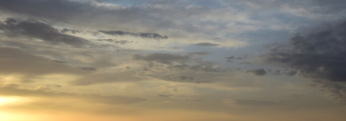 Fototapeta na wymiar Faszinierende Wolkenbilder am Meer bei Sonnenaufgang