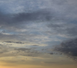 Wolkenstimmung bei Sonnenaufgang am Meer