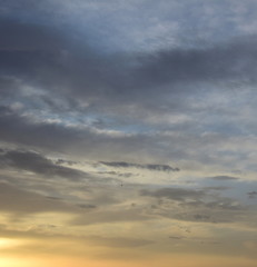 Wunderschöne Wolkenstimmung bei Sonnenaufgang am Meer