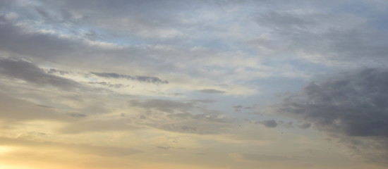 Fototapeta na wymiar Faszinierende Wolkenbilder am Meer bei Sonnenaufgang