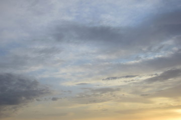 Faszinierende Wolkenbilder am Meer bei Sonnenaufgang