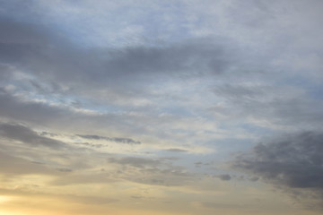Wolken bei Sonnenaufgang über dem Meer
