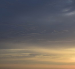Faszinierende Wolkenbilder am Meer bei Sonnenaufgang
