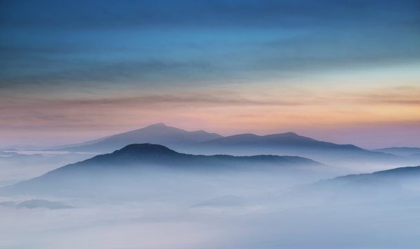 Fototapeta Mglisty Wschód Słońca w Beskidzie Wyspowym 