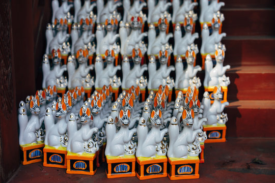 Hunde-Figuren in einem Tempel in Japan