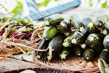 Courgettes bio en vente sur un marché de producteurs