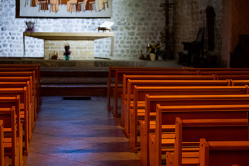 Bancs en bois et lumières dans une église