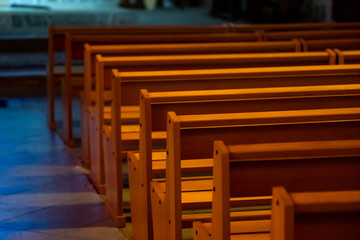 Bancs en bois et lumières dans une église