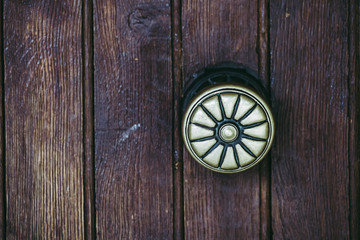 Poignée en métal sur une porte en bois