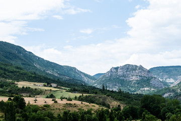 Paysage de montagne et ciel d'été