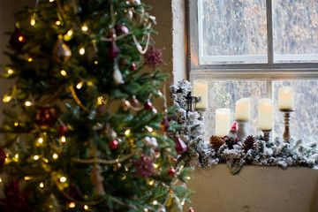 Fototapeta na wymiar Christmas tree near window