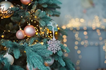 Küchenrückwand glas motiv Christmas tree with pink and gold decorations © aprilante