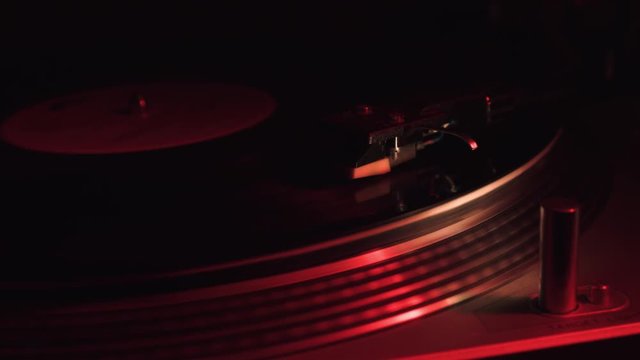 Tocadiscos con un disco de vinilo antiguo
