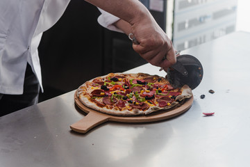 cuting Delicious Pizza 