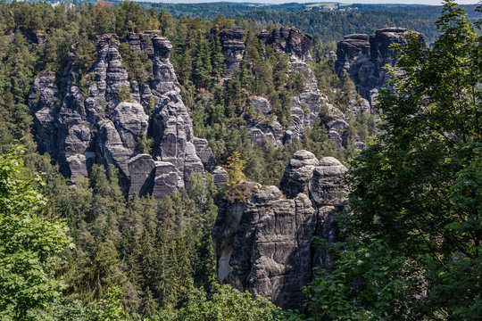 Ausblick zum Ferdinandstein im Elbsandsteingebirge