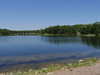Fototapeta na wymiar Wide, side view shot of a lake at Chickasaw National Recreation Area in Davis, Oklahoma
