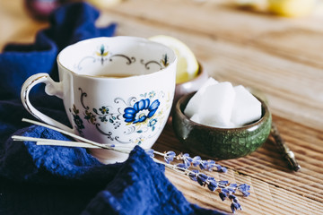 Thé au citron dans une tasse en porcelaine vintage